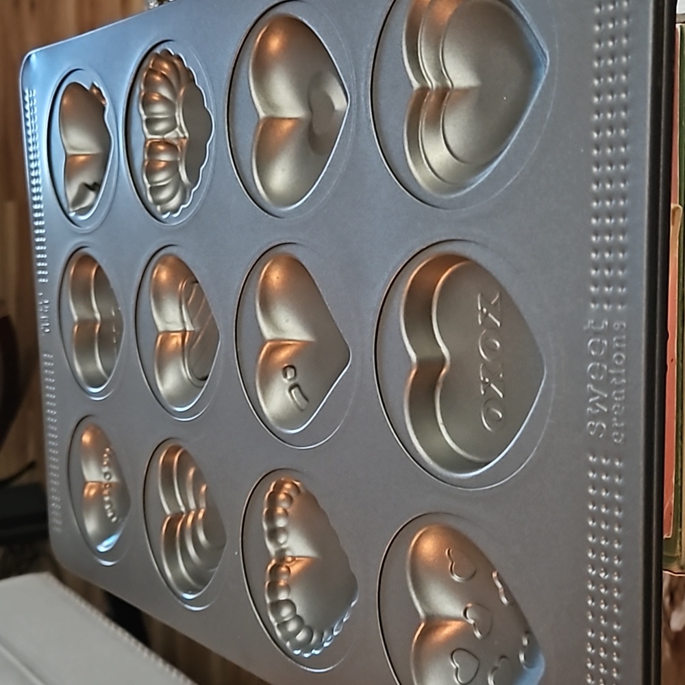 Sweet Creations 12 Cavity Heart Muffin Pan